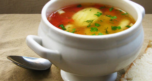 Как правильно приготовить суп с картофельными клецками, помидорами и горошком.